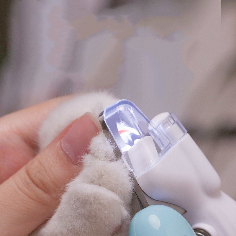 Pet Nail Clippers with LED Light - Image 3